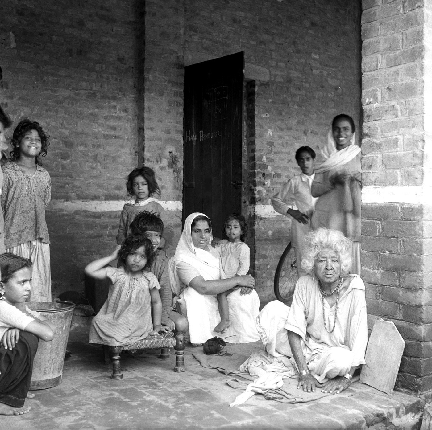 Eylül 1947'de Delhi'deki Kingsway Kampı'nda Batı Pencap ve Dera Ismail Han'dan gelen yerinden edilmiş aile