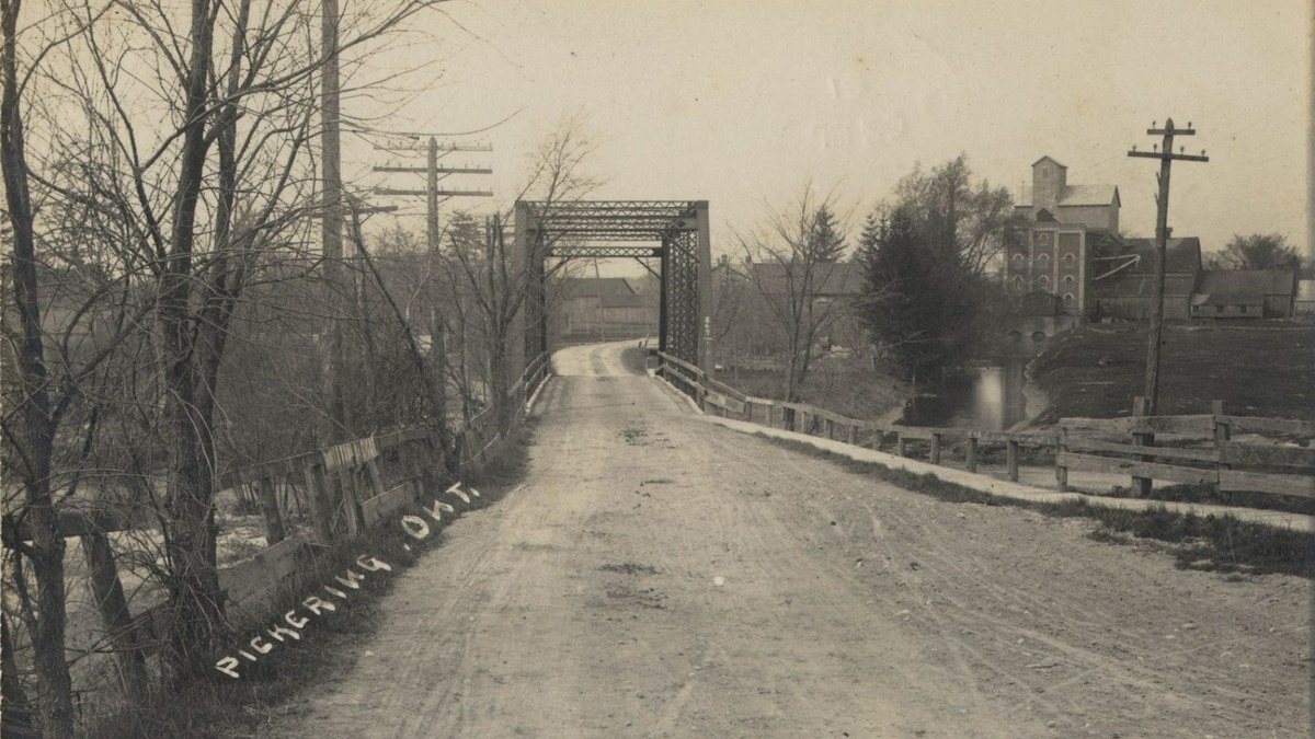 1912'de Duffins Creek üzerindeki demir köprü, Pickering Village