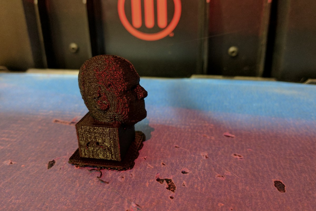 Katman çizgileri görünen bir 3D baskı kafa modeli