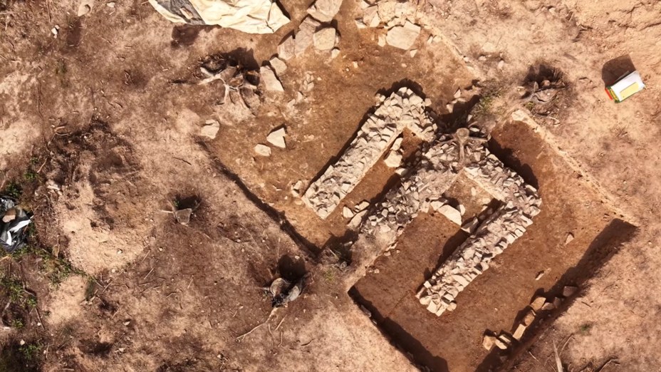 Kapersburg kazısında Mars tapınağının temelinin havadan görünümü: toprağın içinde kare biçimli taş duvarlar, bir yanı açık iç oda