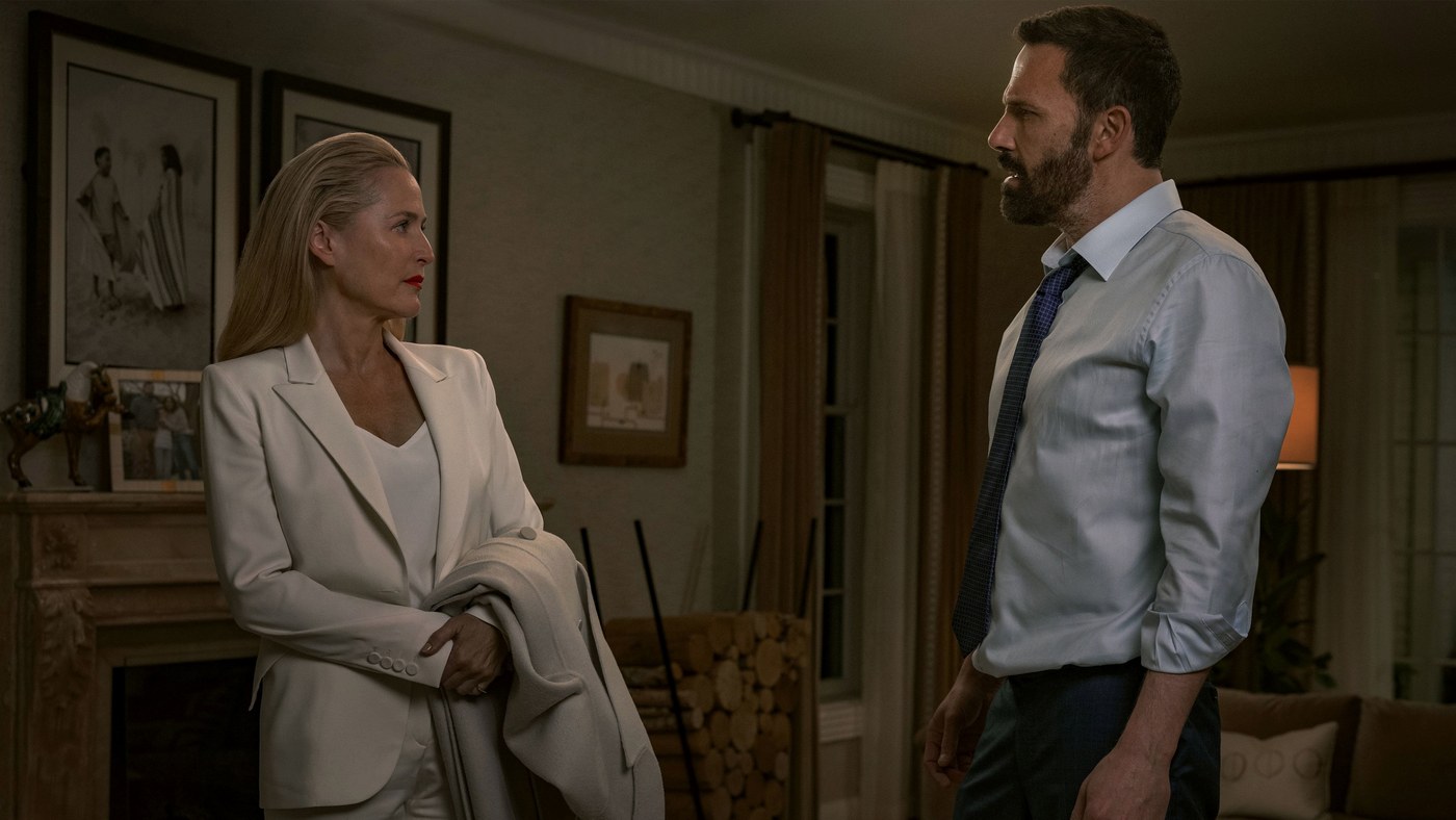 Animals filminden bir kare: beyaz takım elbiseli Gillian Anderson bir salonda Ben Affleck'in karşısında duruyor