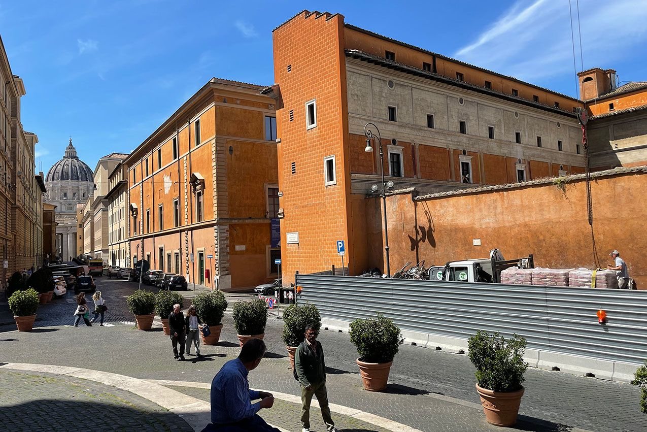 Roma'da Palazzo della Rovere'nin cephesi, arkasında Aziz Petrus Bazilikası'nın kubbesi