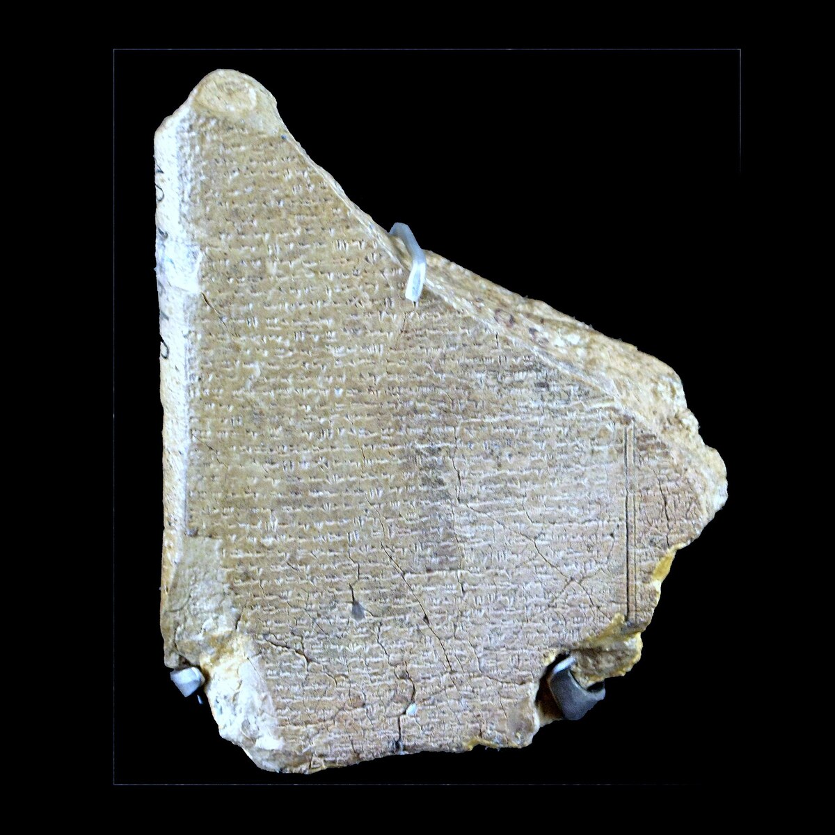 Louvre'daki Baal destanı tableti, Ugaritçe çivi alfabesiyle yazılmış