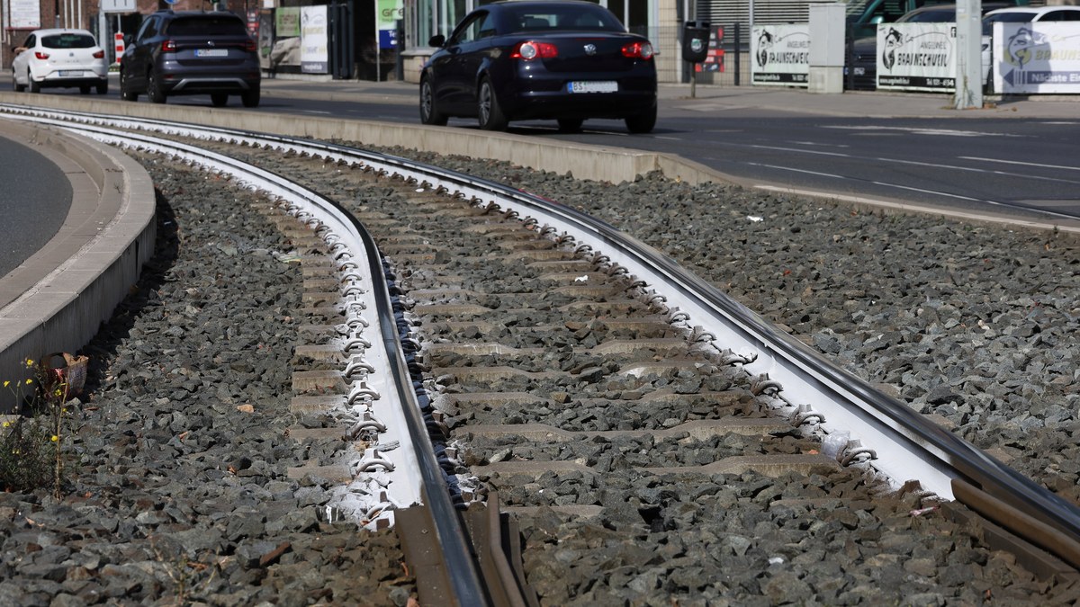 Yaz sıcağına karşı beyaz boyanmış tramvay rayları