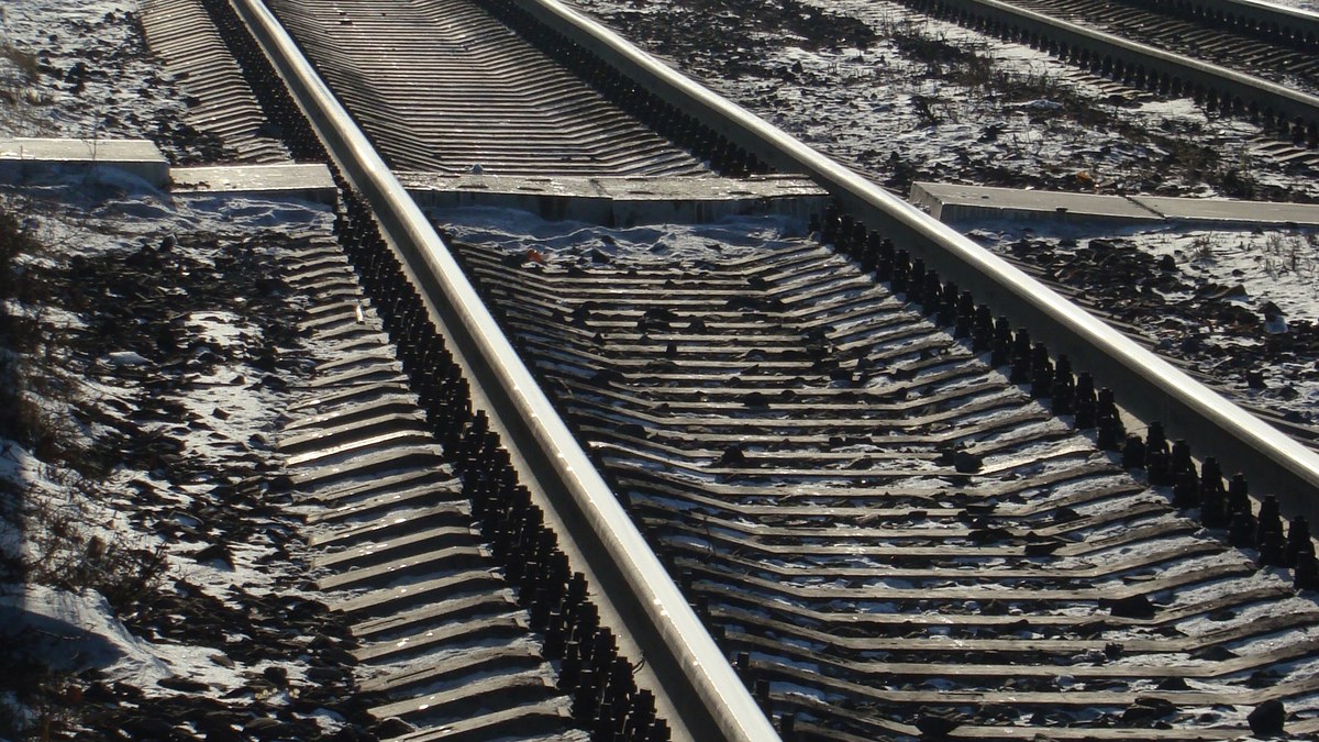 Sürekli kaynaklı demiryolu rayları ve traversler