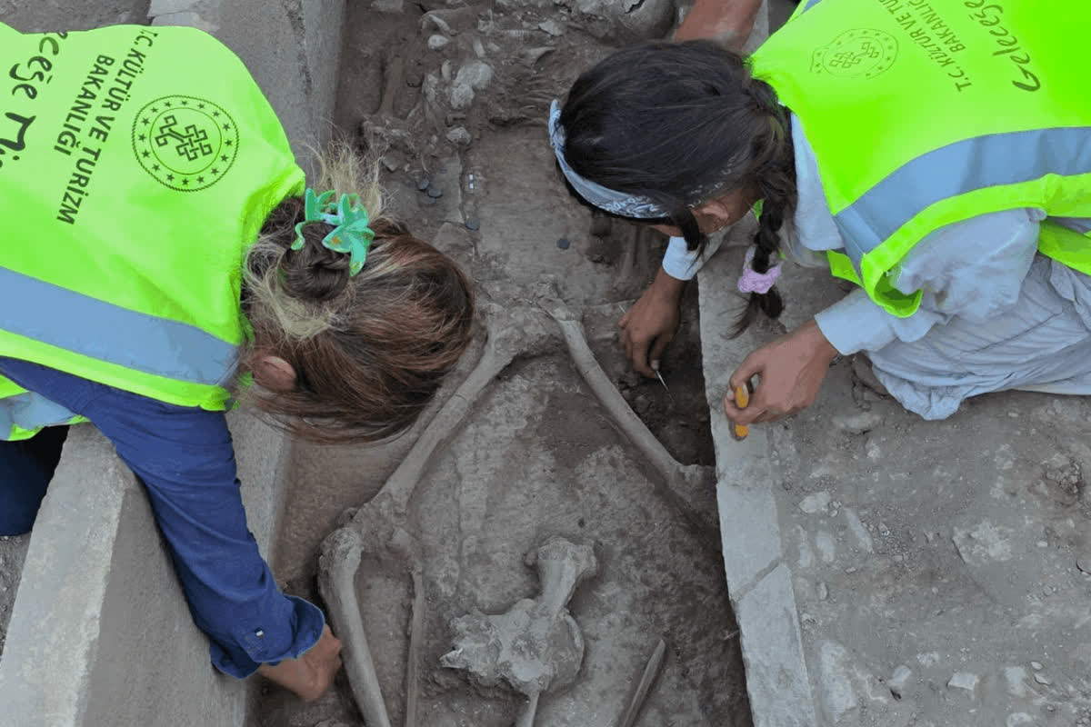 Aspendos'ta bulunan sandık mezar