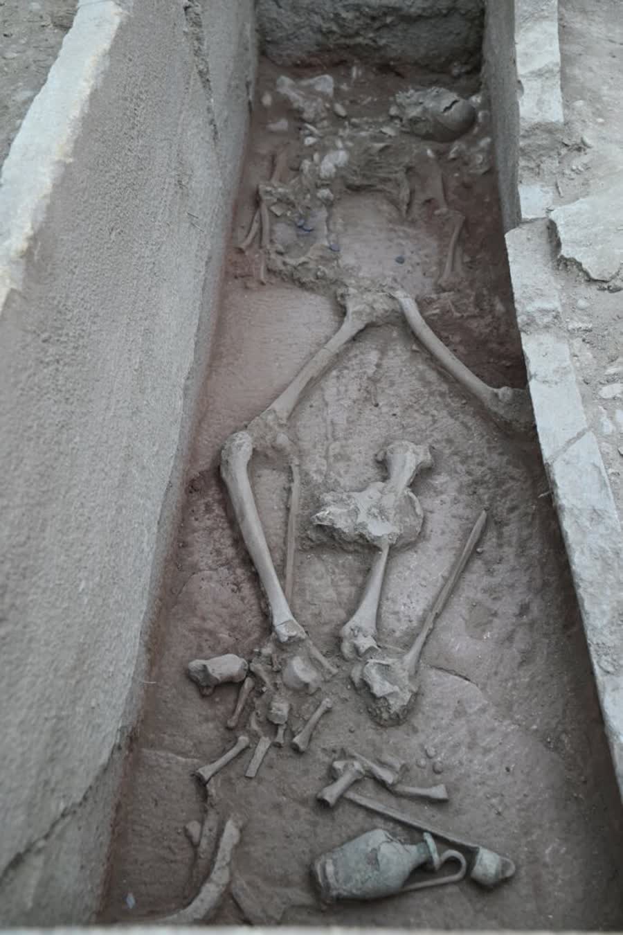 Mezardan çıkan güreşçi tasvirli Aspendos sikkeleri
