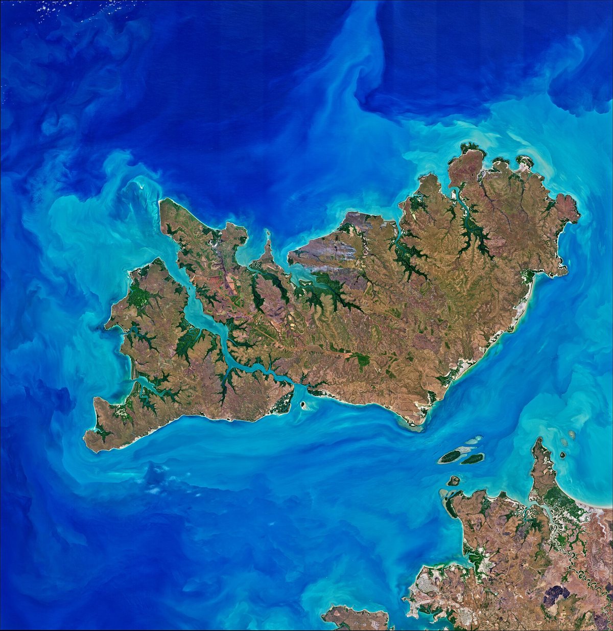 Landsat 8 uydu görüntüsünde turkuaz sığ denizle çevrili, yeşil-kahverengi Bathurst ve Melville adaları; sağ altta Avustralya anakarasının kıyısı