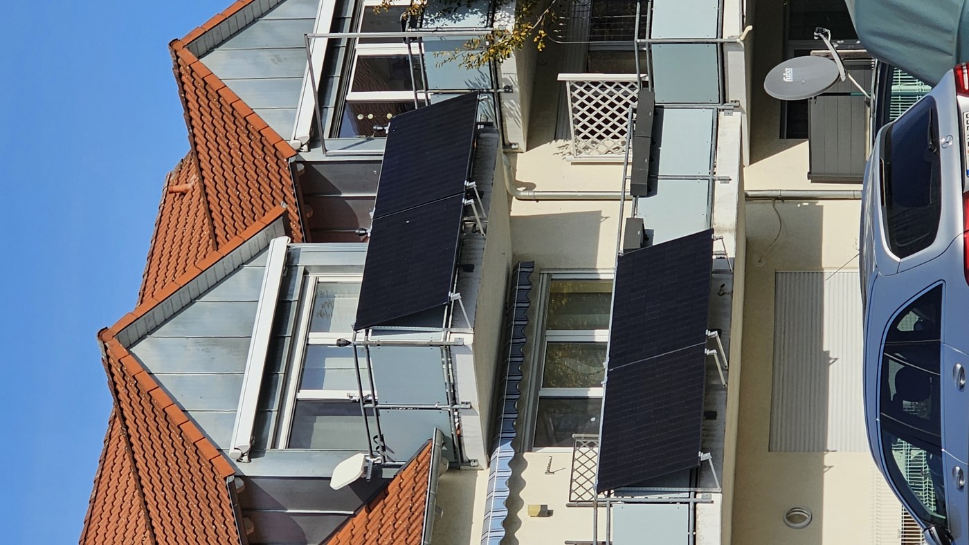 Almanya'da bir apartman balkonuna monte edilmiş güneş paneli