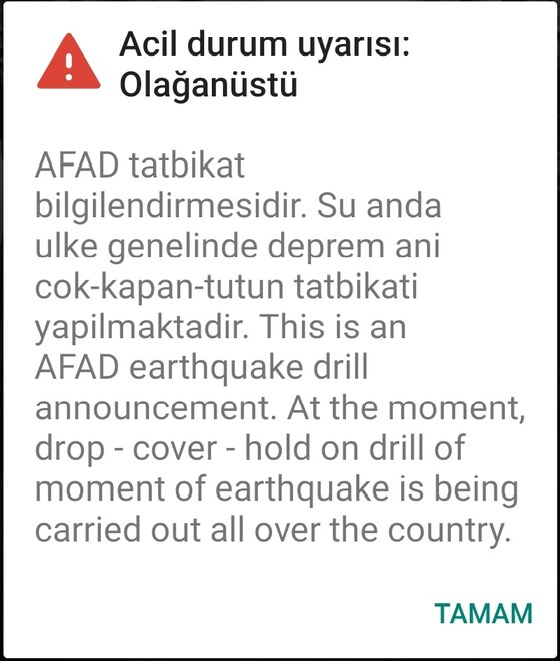 Cep telefonu ekranında AFAD'ın ülke genelindeki çök-kapan-tutun tatbikatını duyuran acil durum uyarısı