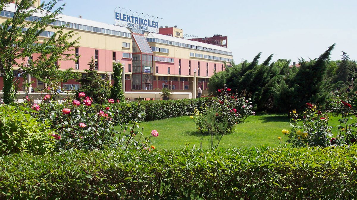 İstanbul Okmeydanı'ndaki Perpa Ticaret Merkezi'nin Elektrikçiler tabelalı A Blok binası ve önündeki gül bahçesi
