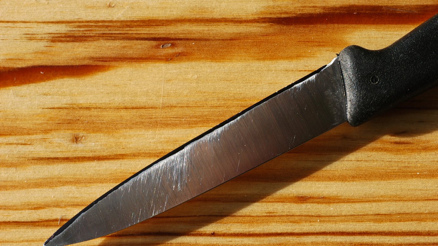 Ağız kenarı siyah keçeli kalemle boyanmış, taşta birkaç kez sürülmüş bir mutfak bıçağı