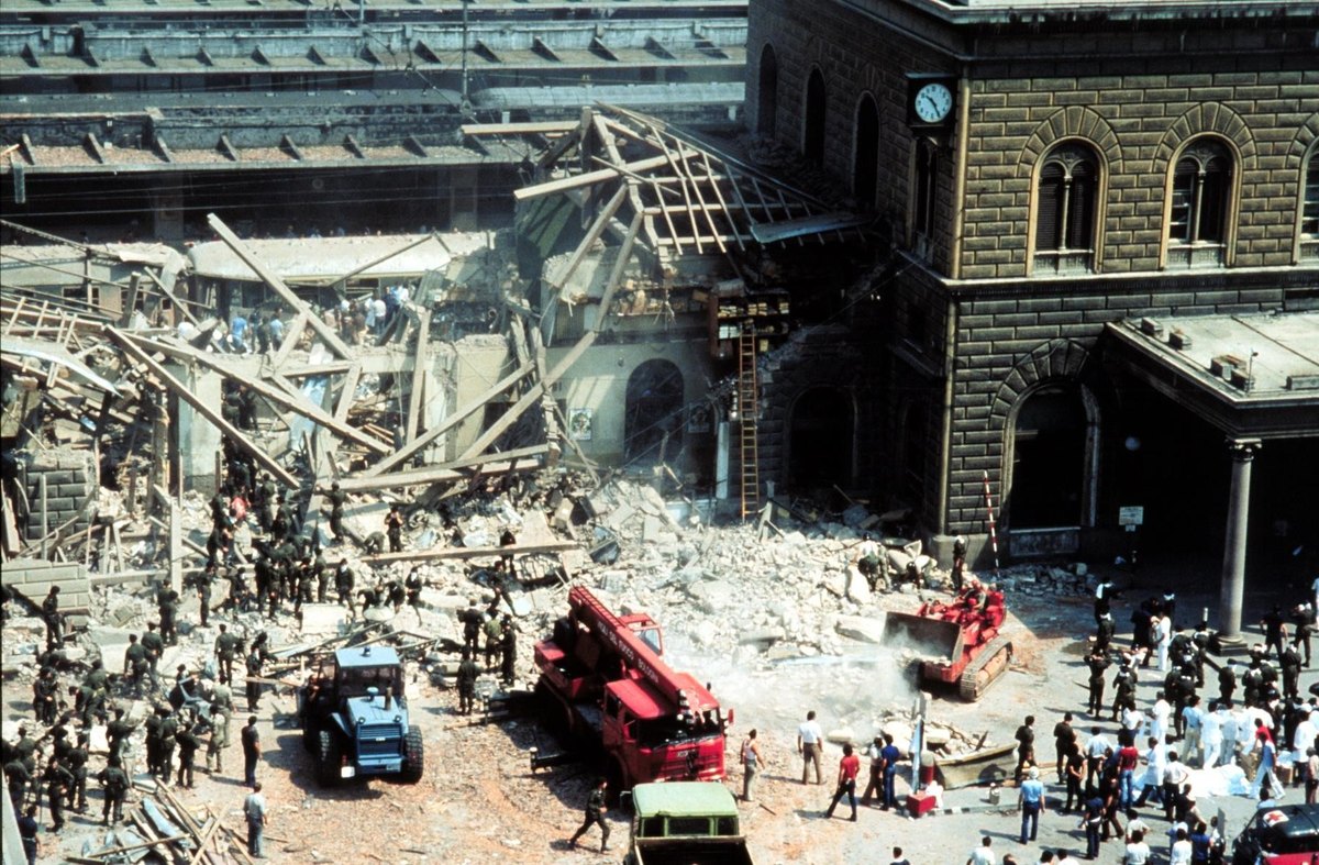 2 Ağustos 1980 Bologna Centrale patlaması sonrası enkaz