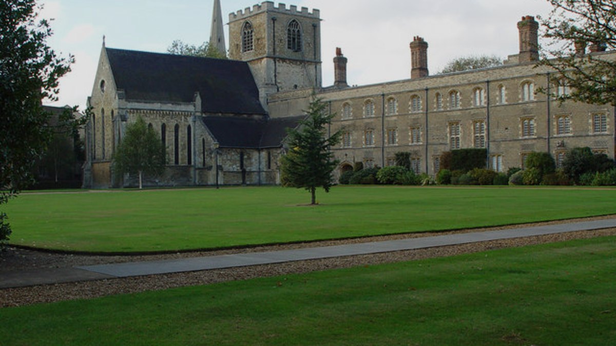 Cambridge'deki Jesus College'ın kapı ve avlu görünümü