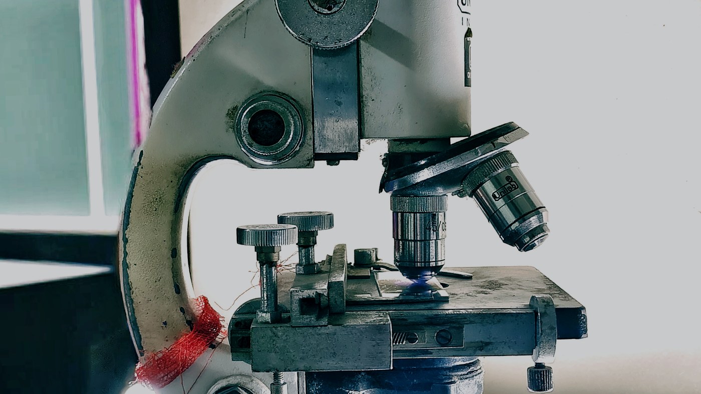 Laboratuvarda optik mikroskop