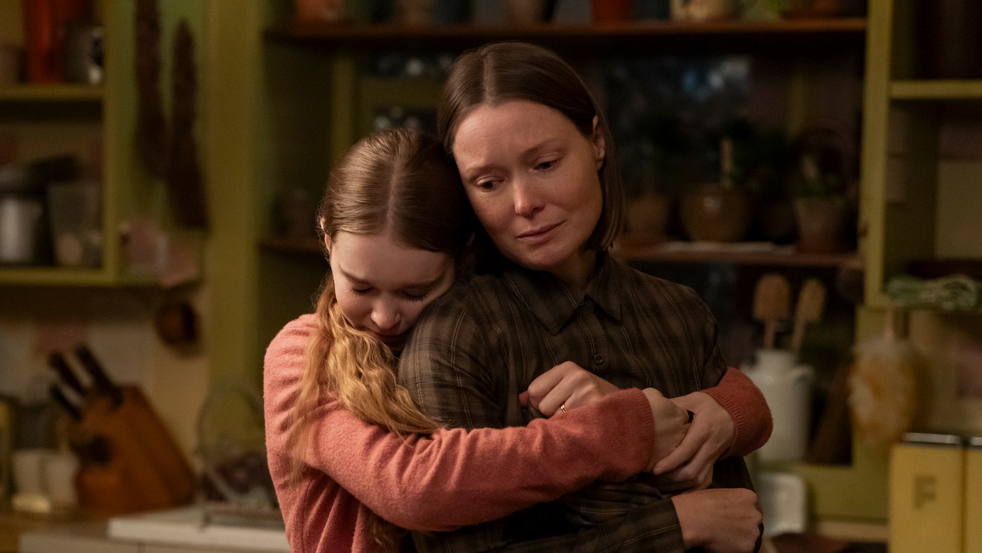 Carrie dizisinden bir kare: Margaret White evin mutfağında kızı Carrie'ye sıkıca sarılıyor