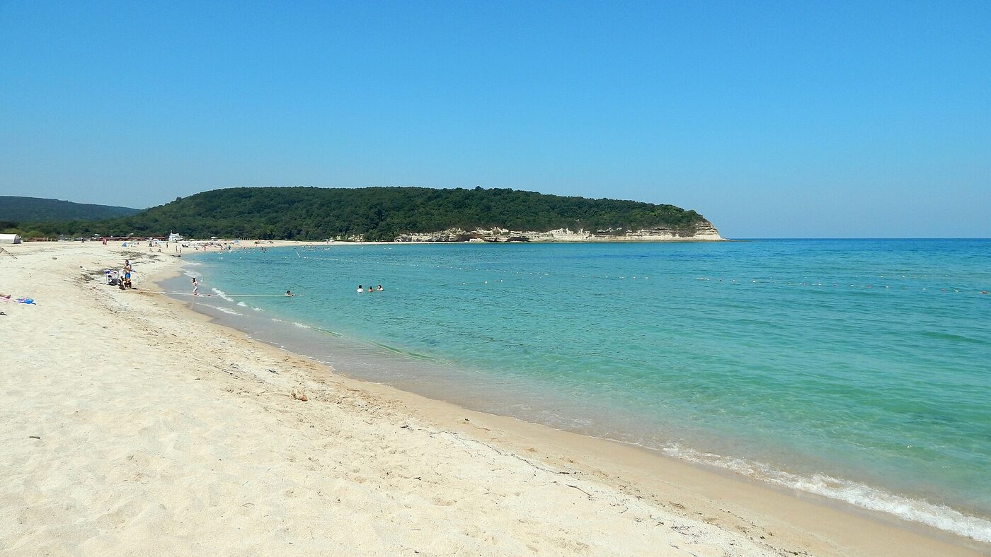 Çilingoz Plajı: geniş beyaz kumsal, turkuaz Karadeniz ve arkada ormanla kaplı burun