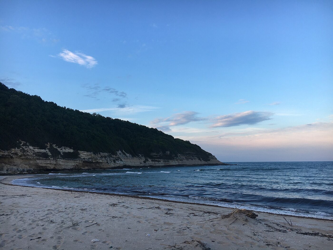 Çilingoz kumsalı akşam ışığında, ormanla kaplı kayalık burun ve sakin deniz