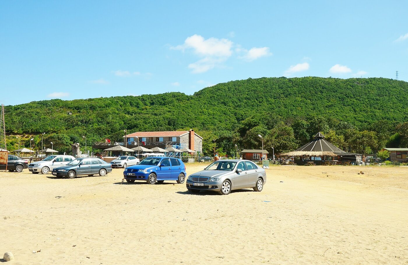 Kumsalın arkasındaki otopark, restoran ve market binaları