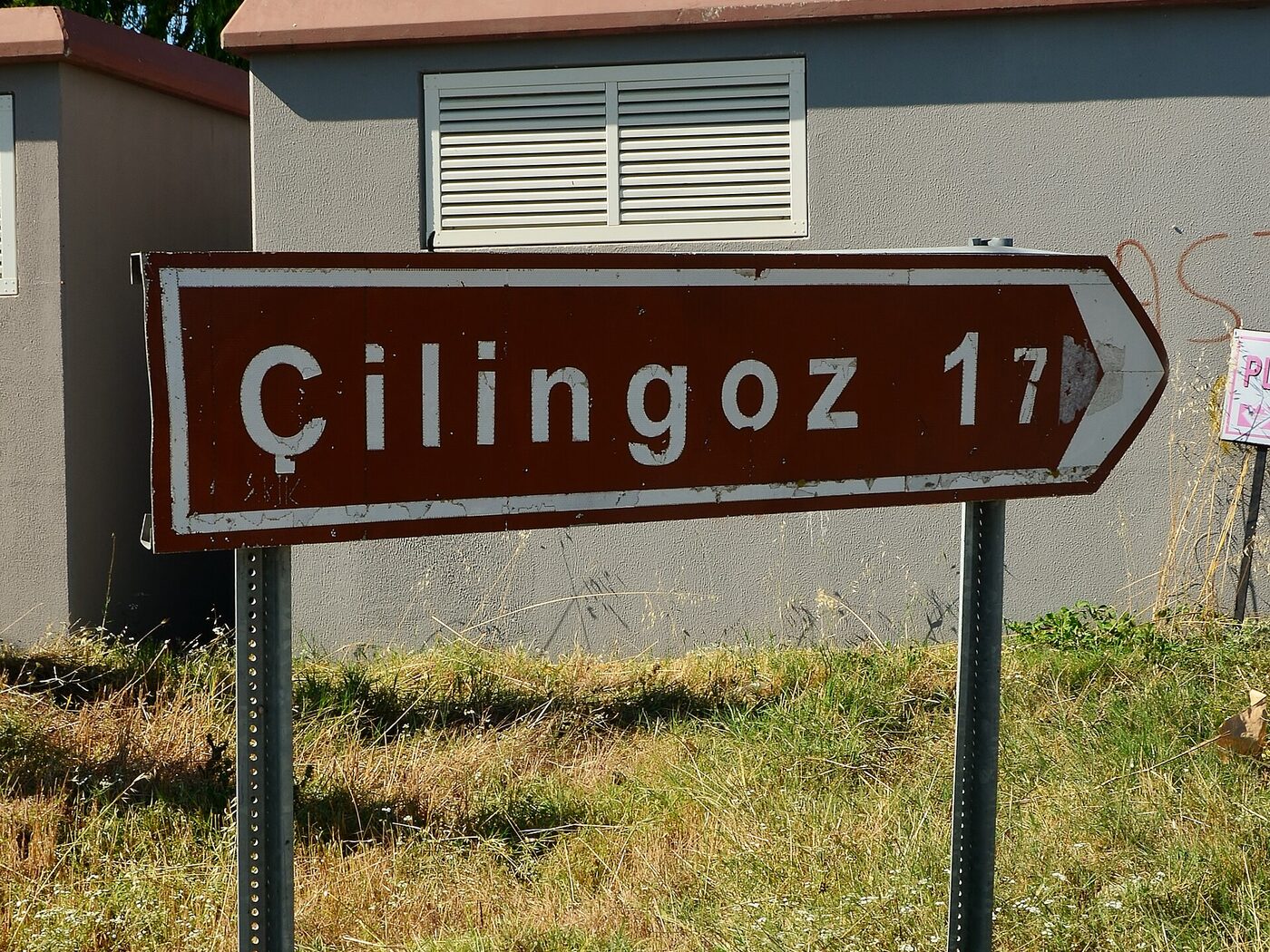 Binkılıç'ta Çilingoz 17 yazan kahverengi yön tabelası