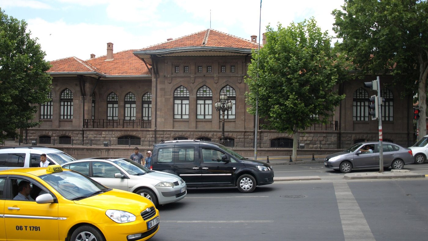 Ankara Ulus'taki Birinci Meclis binası, bugünkü Kurtuluş Savaşı Müzesi, önünden geçen taksi ve otomobiller