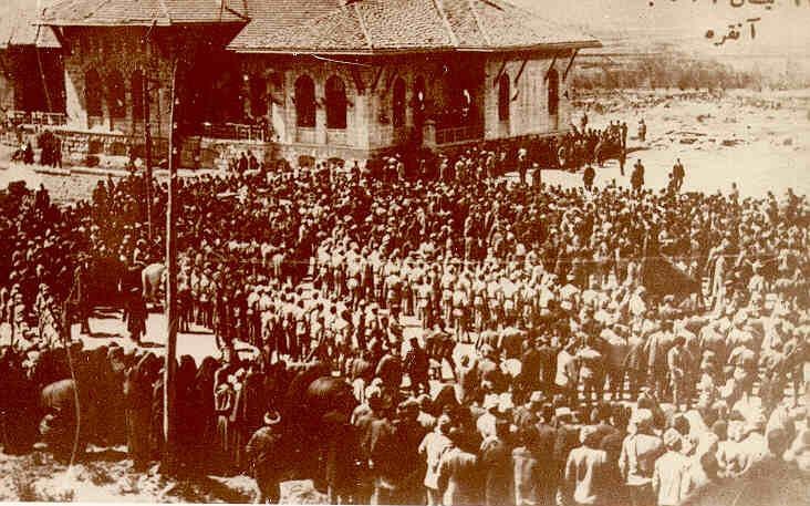 23 Nisan 1920'de Ankara'da Birinci Meclis binasının önünde toplanan kalabalık