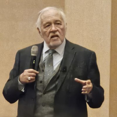 İlber Ortaylı 2023'te bir konuşma sırasında, elinde mikrofon