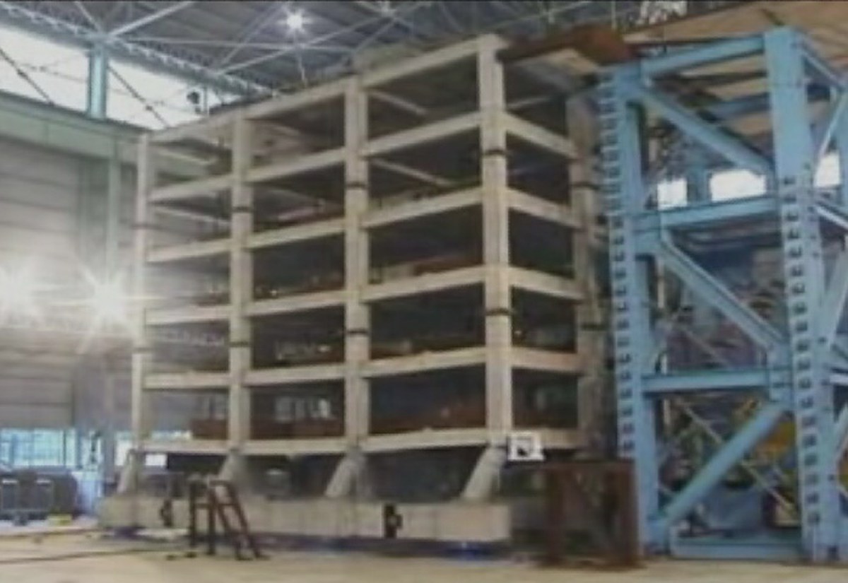 Deprem mühendisliği laboratuvarında sarsma düzeneği