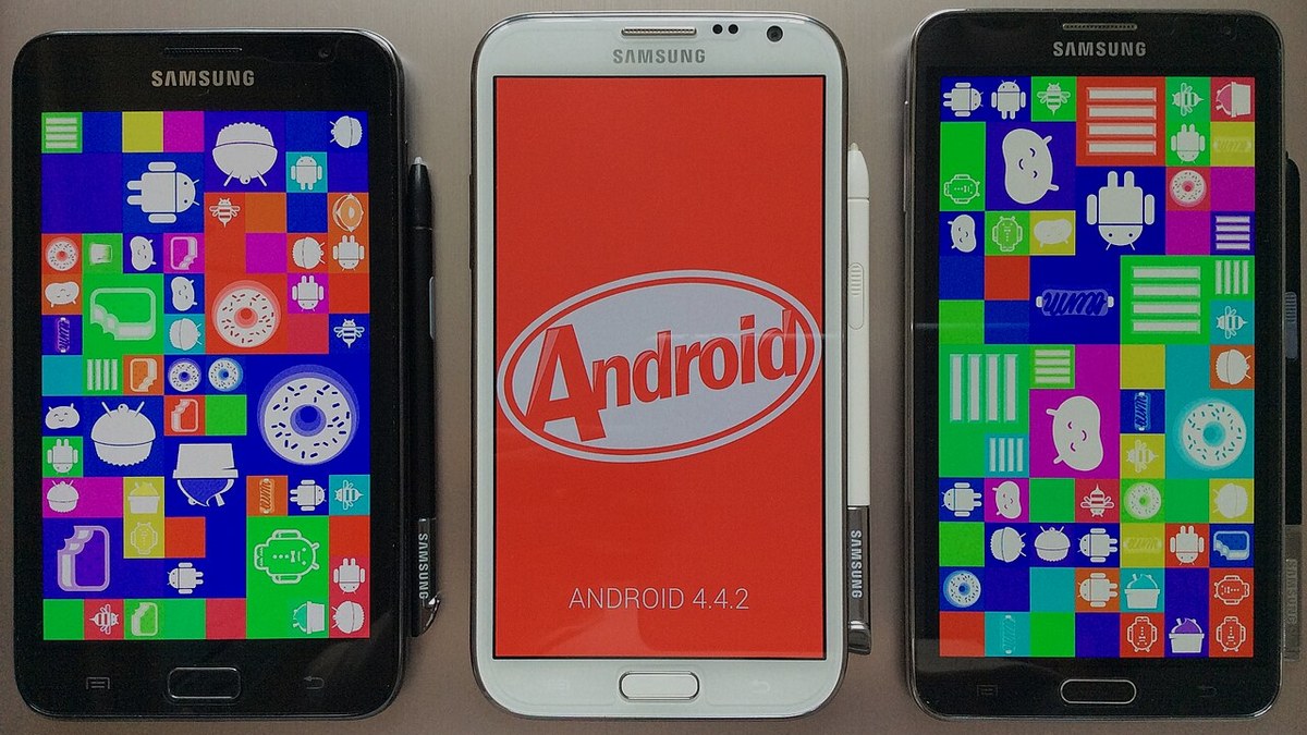 Masada duran bir akıllı telefon