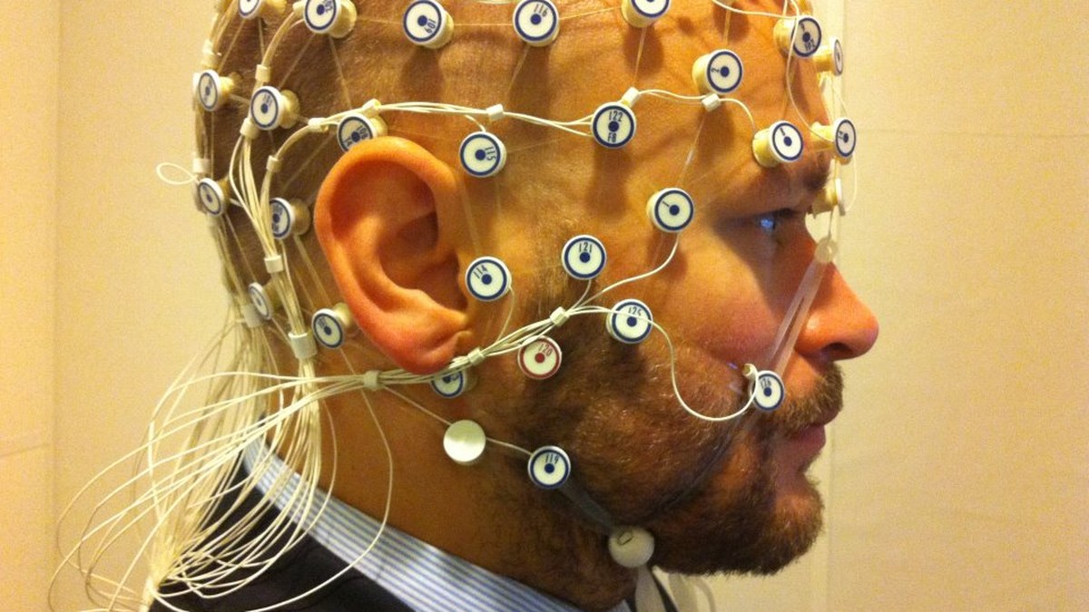 Laboratuvarda EEG kapaklı bir katılımcı, fizyolojik ölçüm hazırlığı