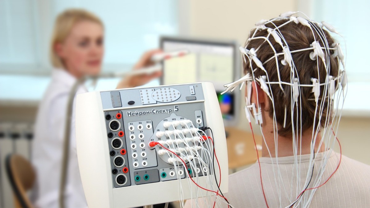 EEG elektrotlarıyla fizyolojik kayıt hazırlığı