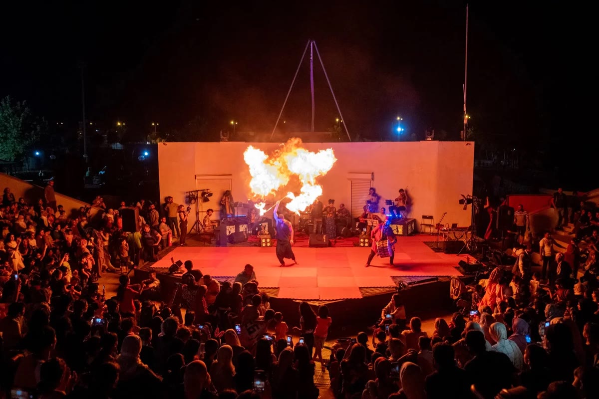 Flying Carpet Festival'de çocuklar ve sanatçılar