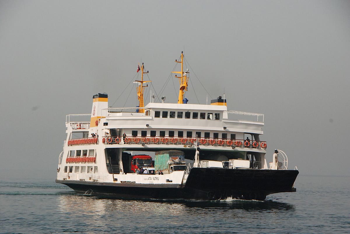 Eskihisar ile Topçular arasında kamyon taşıyan beyaz bir araba vapuru, puslu Marmara'da