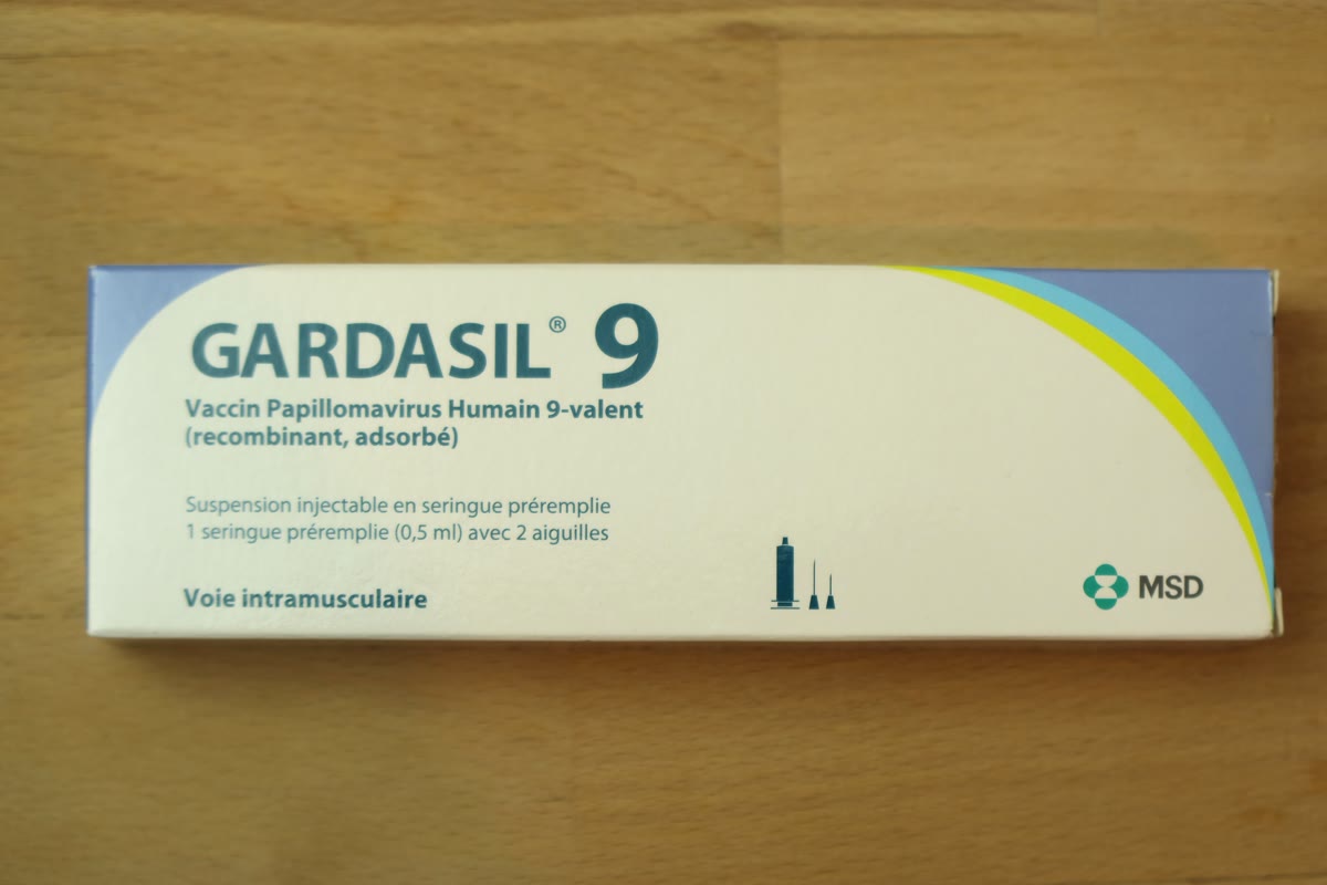 Ahşap zemin üzerinde dokuz değerlikli HPV aşısı Gardasil 9'un beyaz karton kutusu