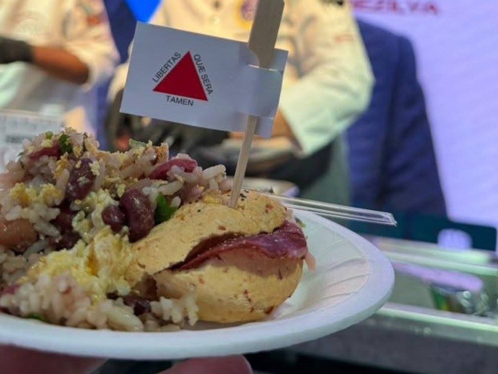 Gastro Afyon'daki gösteride karton tabakta servis edilen pastırmalı peynirli ekmek ve pirinçli fasulyeli mexido, üzerinde Minas Gerais bayrağı