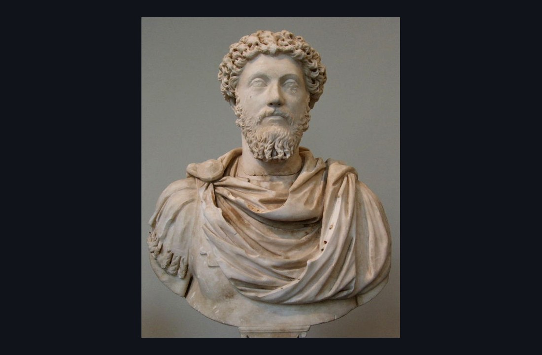 Marcus Aurelius büstü, koyu zemin üzerinde