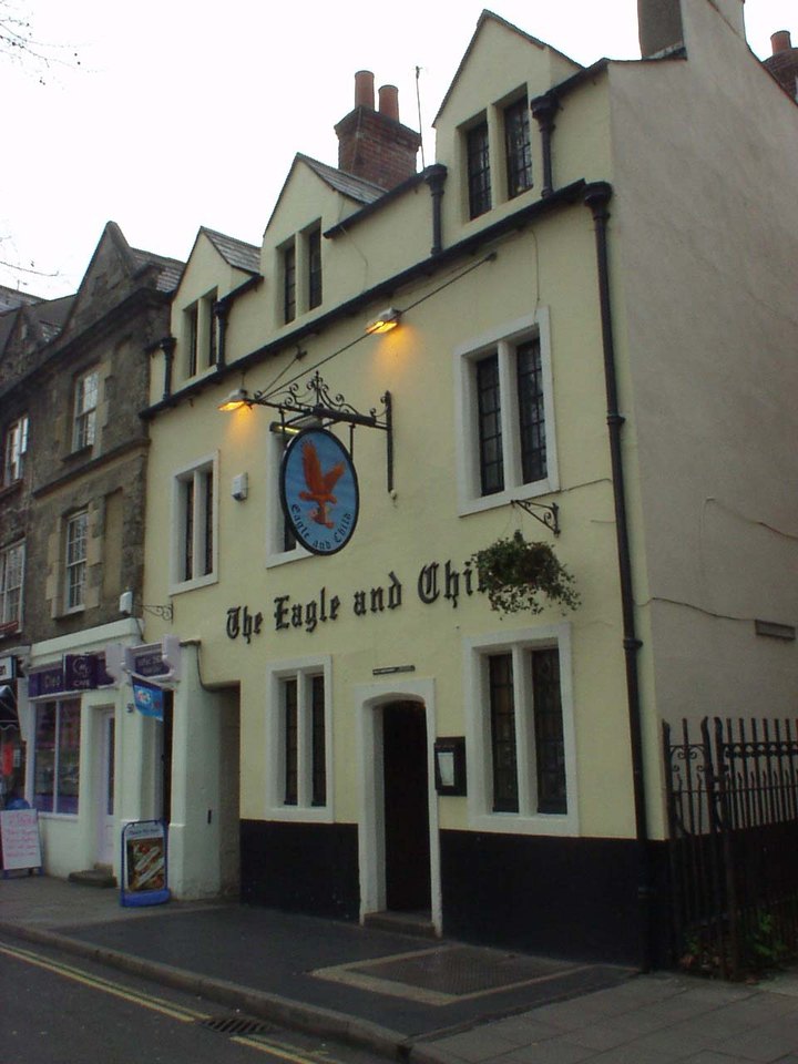 Oxford'da krem rengi cepheli, kartal ve çocuk resimli tabelası olan The Eagle and Child pub'ının dış görünüşü