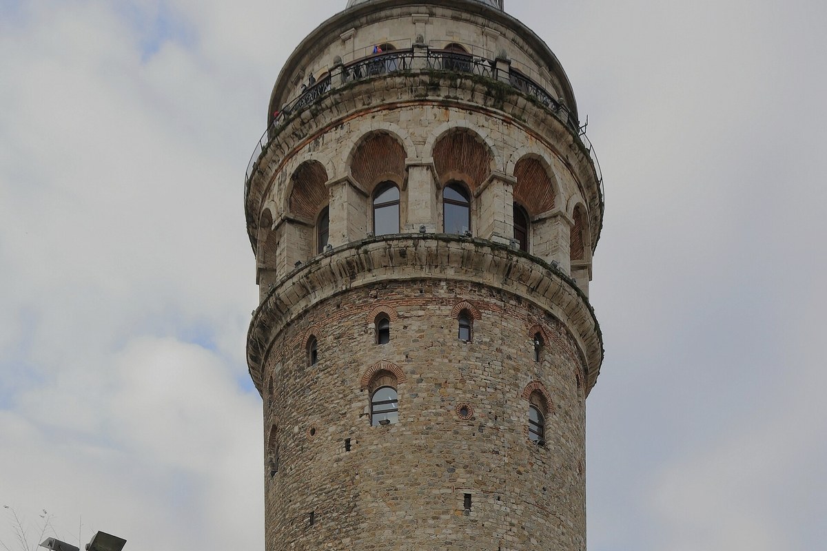 Galata Kulesi'nin taş gövdesi ve konik çatısı, İstanbul