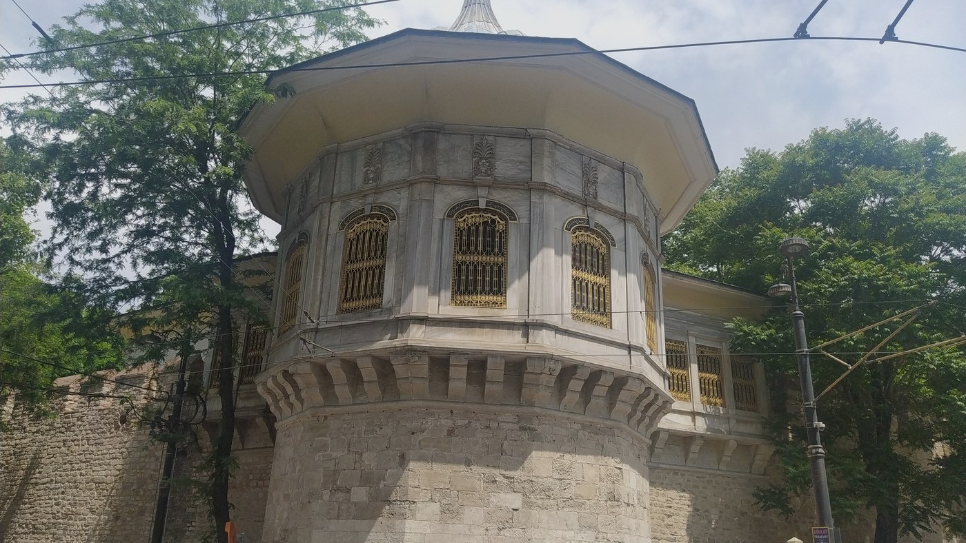 Topkapı surlarındaki Alay Köşkü, esnaf ve asker geçitlerinin izlendiği seyir köşkü