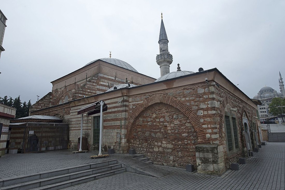 Eminönü'nde Haliç kıyısındaki Ahi Çelebi Camii'nin taş duvarları ve tek minaresi