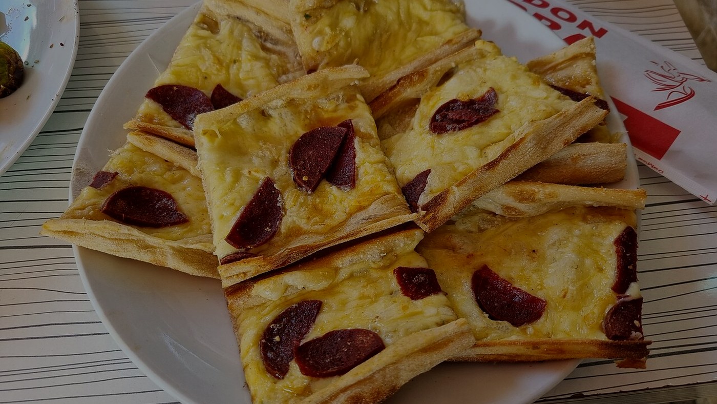 Fırından çıkmış Anadolu pidesi, un ve tahıl sofrası