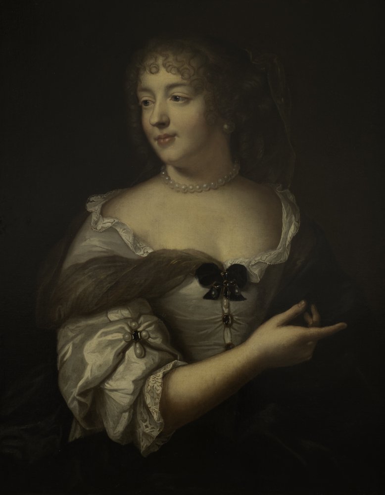 Claude Lefèbvre'e atfedilen 1665 tarihli yağlıboya portrede Marquise de Sévigné, inci kolye ve beyaz saten elbiseyle