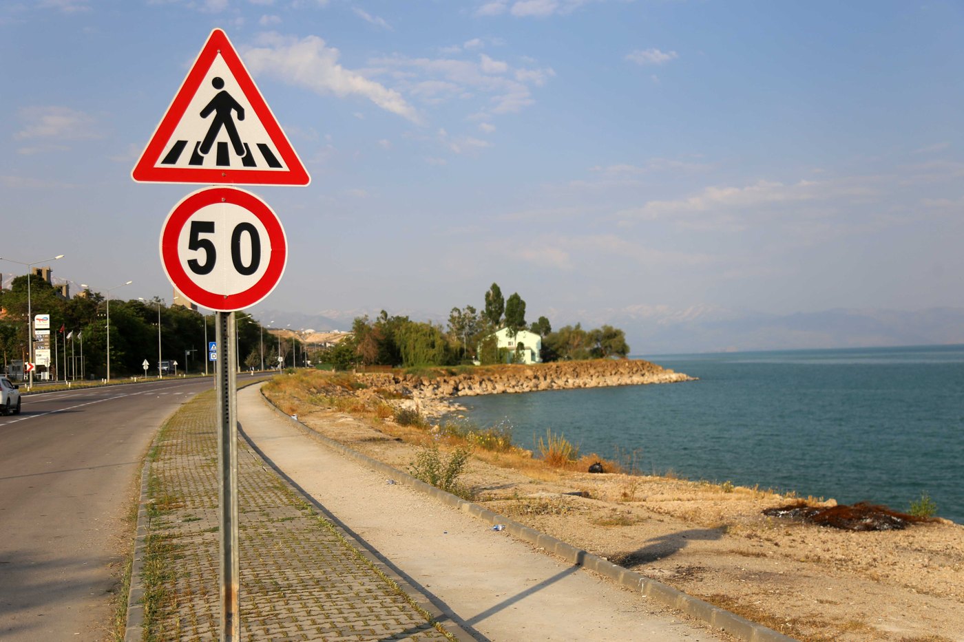 Van Gölü kıyısında karayolu ve trafik levhaları