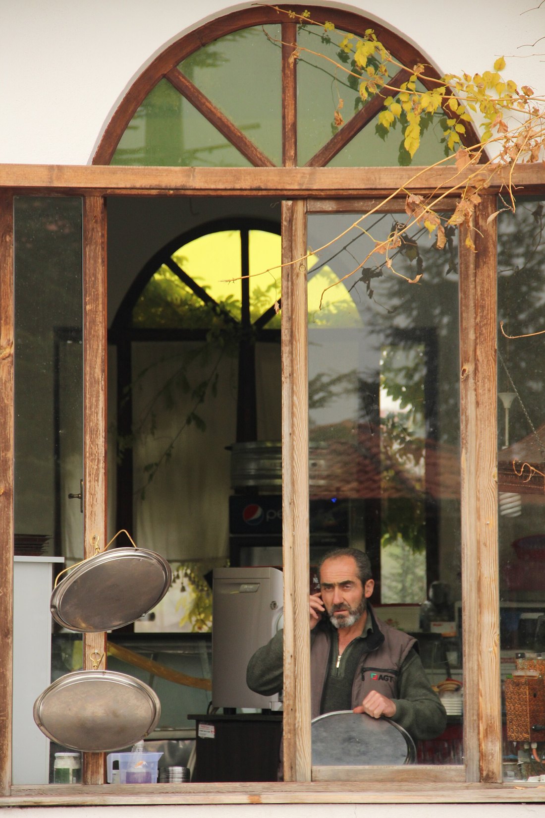 Safranbolu'da çay ocağında tepsileriyle çalışan çaycı