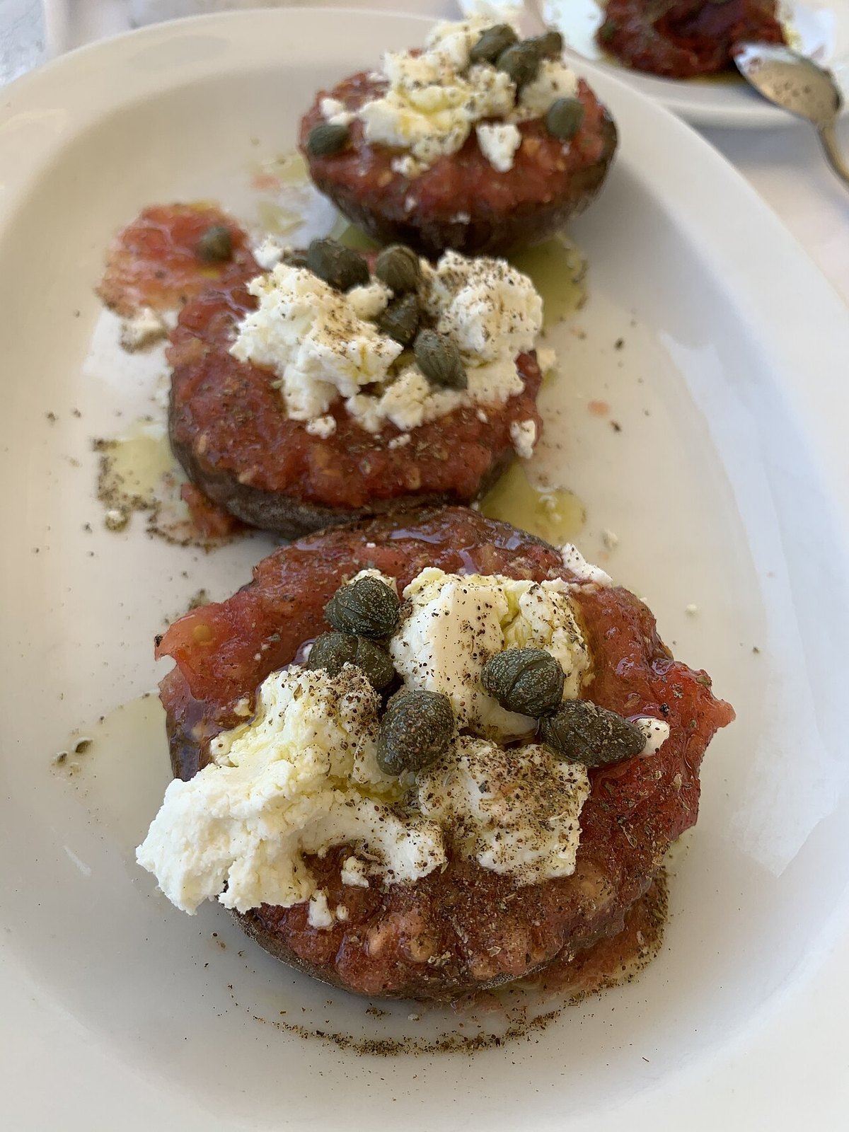 Girit Peksimet Salatası (Dakos) Tarifi