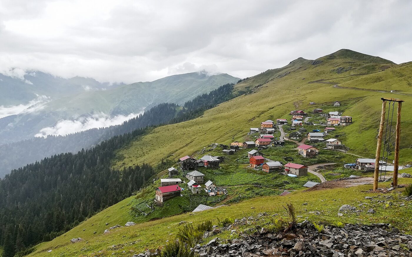 Gito Yaylası genel görünüm: dağınık yayla evleri ve karşıda Kaçkar Dağları