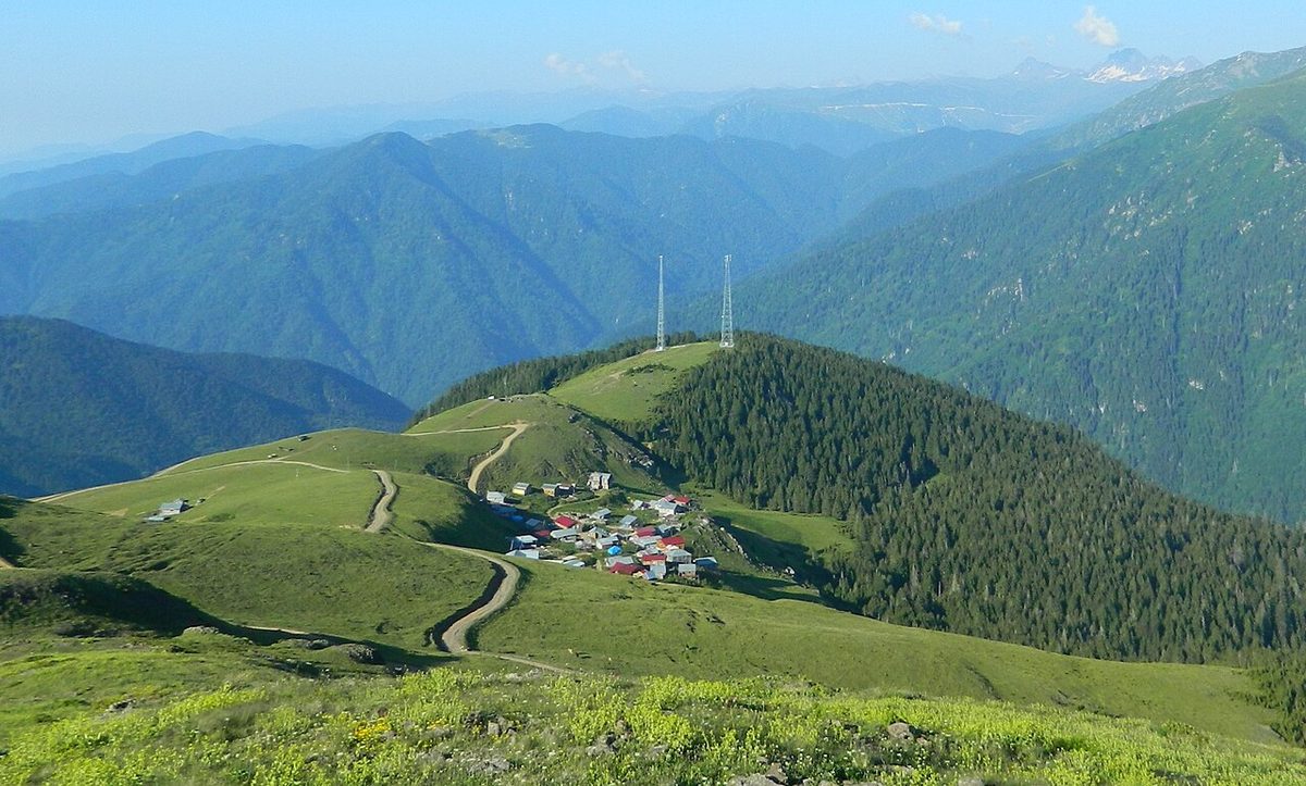 Gito Yaylası ve yayla evleri sırttan görünüş