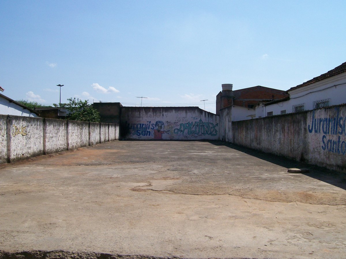 Goiânia'da iki yanı duvarla çevrili, beton zeminli boş bir arsa