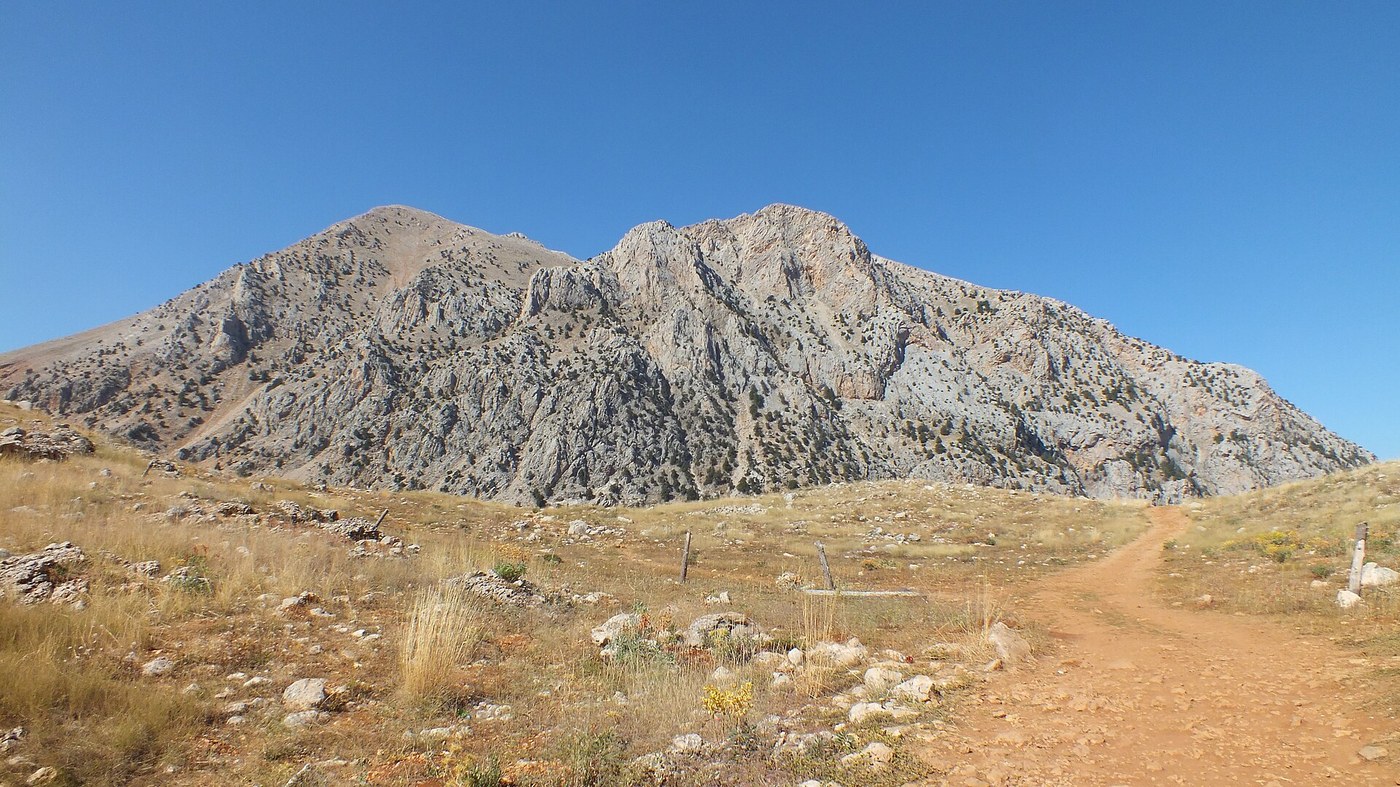 Gömbe yayla bandında yeşil alan ve göl çevresi