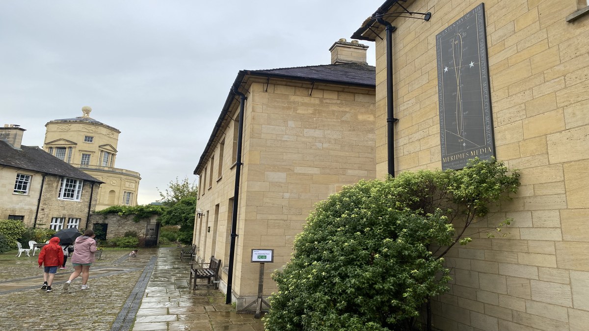 Oxford Green Templeton College duvarındaki slate öğle güneş saati; analemma eğrisi ve delikli nodus